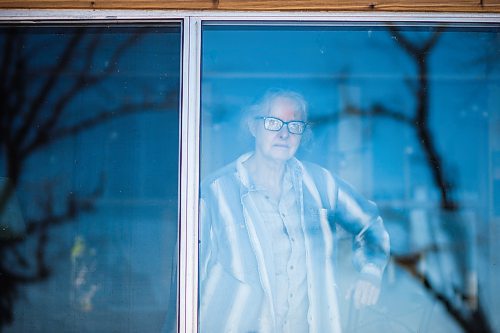 MIKAELA MACKENZIE / WINNIPEG FREE PRESS

Ainslie Davis, Sandy Hook based painter, poses for a portrait in a window of her home (where she paints in the winter with a view of the lake) on Sunday, March 29, 2020. 
Winnipeg Free Press 2020