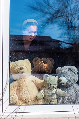 MIKAELA MACKENZIE / WINNIPEG FREE PRESS

Sheilah Restall, who sparked a new initiative called the Great Winnipeg Bear Hunt, poses for a portrait in her front window in Winnipeg on Monday, March 30, 2020. She's encouraging Winnipeggers to put teddy bears in their windows to give kids something to hunt for on neighbourhood walks.
Winnipeg Free Press 2020