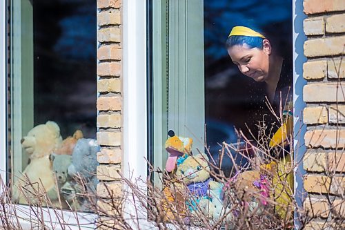 MIKAELA MACKENZIE / WINNIPEG FREE PRESS

Sheilah Restall, who sparked a new initiative called the Great Winnipeg Bear Hunt, poses for a portrait in her front window in Winnipeg on Monday, March 30, 2020. She's encouraging Winnipeggers to put teddy bears in their windows to give kids something to hunt for on neighbourhood walks.
Winnipeg Free Press 2020