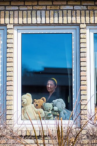 MIKAELA MACKENZIE / WINNIPEG FREE PRESS

Sheilah Restall, who sparked a new initiative called the Great Winnipeg Bear Hunt, poses for a portrait in her front window in Winnipeg on Monday, March 30, 2020. She's encouraging Winnipeggers to put teddy bears in their windows to give kids something to hunt for on neighbourhood walks.
Winnipeg Free Press 2020