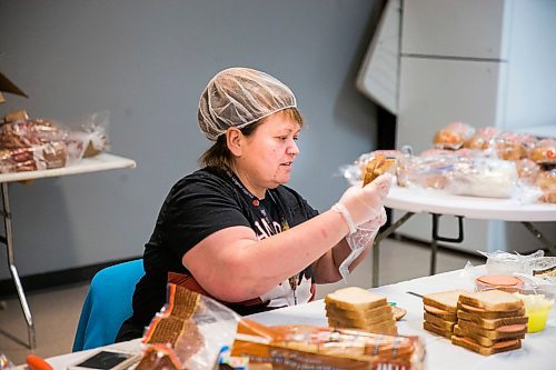 MIKAELA MACKENZIE / WINNIPEG FREE PRESS

Volunteer Diane Dewormeaux Wright makes sandwiches for emergency kits with food, hygiene and baby products at Ma Mawi Wi Chi Itata in Winnipeg on Monday, March 30, 2020. Today she'll make just under 200 - and it's a "slow day."For Eva Wasney story.
Winnipeg Free Press 2020