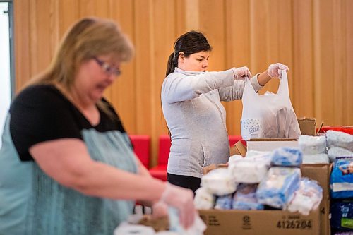 MIKAELA MACKENZIE / WINNIPEG FREE PRESS

Volunteers Sarah Mowat (right) and Fay McCorrister put together emergency kits with food, hygiene and baby products at Ma Mawi Wi Chi Itata in Winnipeg on Monday, March 30, 2020. For Eva Wasney story.
Winnipeg Free Press 2020