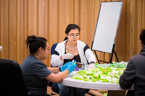 MIKAELA MACKENZIE / WINNIPEG FREE PRESS

Volunteers Keanna Genaille (right) and Tempest Bruce package hygiene products to go into emergency kits with food, hygiene and baby products at Ma Mawi Wi Chi Itata in Winnipeg on Monday, March 30, 2020. For Eva Wasney story.
Winnipeg Free Press 2020