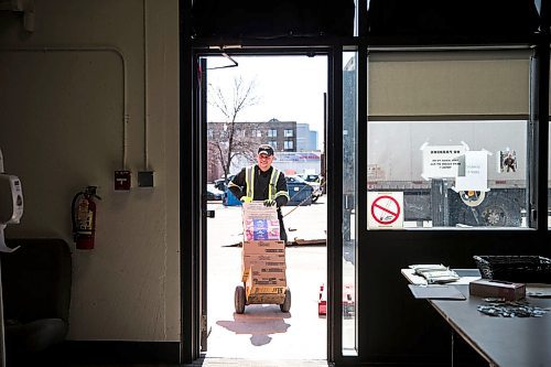 MIKAELA MACKENZIE / WINNIPEG FREE PRESS

Peter Borys brings a food delivery in before volunteers put together emergency kits with food, hygiene and baby products at Ma Mawi Wi Chi Itata in Winnipeg on Monday, March 30, 2020. For Eva Wasney story.
Winnipeg Free Press 2020