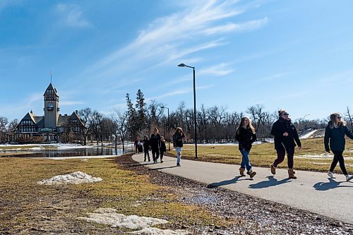 JESSE BOILY / WINNIPEG FREE PRESS
People walking through Assiniboine Park while trying to keep up with social distancing rules on Monday, March 30, 2020. 
Reporter: MALAK