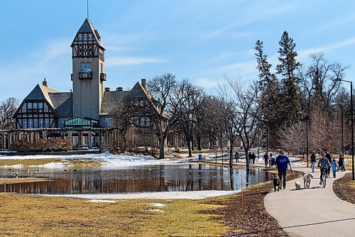 JESSE BOILY / WINNIPEG FREE PRESS
People walking through Assiniboine Park while trying to keep up with social distancing rules on Monday, March 30, 2020. 
Reporter: MALAK