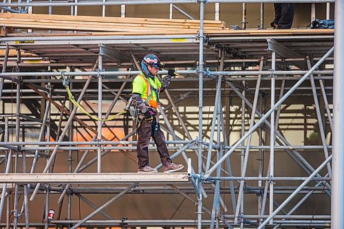 MIKAELA MACKENZIE / WINNIPEG FREE PRESS

Construction workers take down scaffolding at the Scotiabank building at Portage and Main in Winnipeg on Tuesday, March 31, 2020. For Ben Waldman story.
Winnipeg Free Press 2020