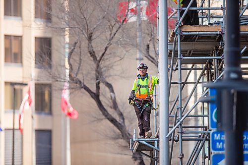 MIKAELA MACKENZIE / WINNIPEG FREE PRESS

Construction workers take down scaffolding at the Scotiabank building at Portage and Main in Winnipeg on Tuesday, March 31, 2020. For Ben Waldman story.
Winnipeg Free Press 2020