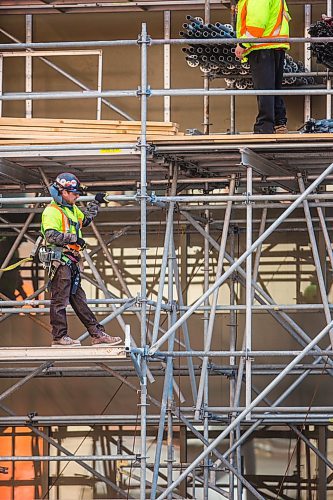 MIKAELA MACKENZIE / WINNIPEG FREE PRESS

Construction workers take down scaffolding at the Scotiabank building at Portage and Main in Winnipeg on Tuesday, March 31, 2020. For Ben Waldman story.
Winnipeg Free Press 2020