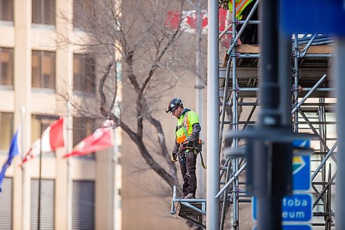 MIKAELA MACKENZIE / WINNIPEG FREE PRESS

Construction workers take down scaffolding at the Scotiabank building at Portage and Main in Winnipeg on Tuesday, March 31, 2020. For Ben Waldman story.
Winnipeg Free Press 2020