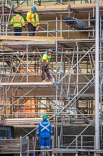 MIKAELA MACKENZIE / WINNIPEG FREE PRESS

Construction workers take down scaffolding at the Scotiabank building at Portage and Main in Winnipeg on Tuesday, March 31, 2020. For Ben Waldman story.
Winnipeg Free Press 2020