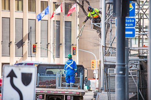 MIKAELA MACKENZIE / WINNIPEG FREE PRESS

Construction workers take down scaffolding at the Scotiabank building at Portage and Main in Winnipeg on Tuesday, March 31, 2020. For Ben Waldman story.
Winnipeg Free Press 2020