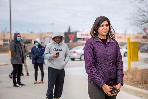 MIKAELA MACKENZIE / WINNIPEG FREE PRESS

Physiotherapist Shreya Mehta lines up to buy hand sanitizer and N95 masks at Showcase at Polo Park mall in Winnipeg on Wednesday, April 1, 2020. For Eva Wasney story.
Winnipeg Free Press 2020