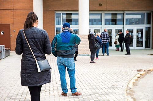 MIKAELA MACKENZIE / WINNIPEG FREE PRESS

Seniors and front-line workers line up to buy hand sanitizer and N95 masks at Showcase at Polo Park mall in Winnipeg on Wednesday, April 1, 2020. For Eva Wasney story.
Winnipeg Free Press 2020