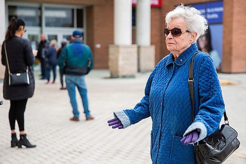 MIKAELA MACKENZIE / WINNIPEG FREE PRESS

Anne Davies waits in line during the early opening for seniors and front-line workers to buy hand sanitizer and N95 masks at Showcase at Polo Park mall in Winnipeg on Wednesday, April 1, 2020. For Eva Wasney story.
Winnipeg Free Press 2020