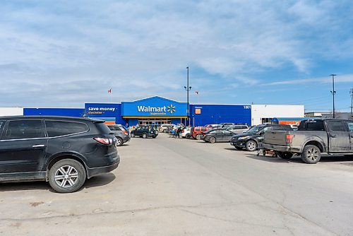 JESSE BOILY / WINNIPEG FREE PRESS
Walmart on Empress St. did not seem to have much for precautions for costumers shopping other than signage indicating to people to keep their distance on Wednesday, April 1, 2020.
Reporter: Julia-Simone Rutgers