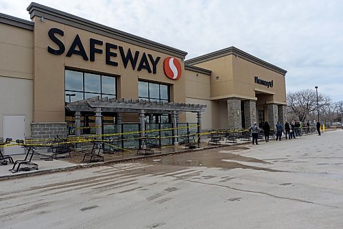 JESSE BOILY / WINNIPEG FREE PRESS
Safeway on Ness Ave. have carts lined up to help control lineups and keep their costumers at a distance from each other on Wednesday, April 1, 2020.
Reporter: Julia-Simone Rutgers