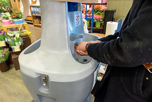 JESSE BOILY / WINNIPEG FREE PRESS
Safeway on Ness Ave. has made changes such as a hand washing station and one way aisles to ensure costumer safety on Wednesday, April 1, 2020. 
Reporter: Julia-Simone Rutgers