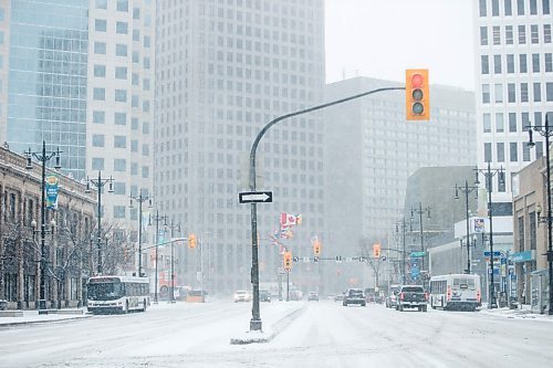 MIKAELA MACKENZIE / WINNIPEG FREE PRESS

Snow obscures the buildings on a quiet Portage Avenue at Main Street in downtown Winnipeg on Thursday, April 2, 2020. Standup.
Winnipeg Free Press 2020