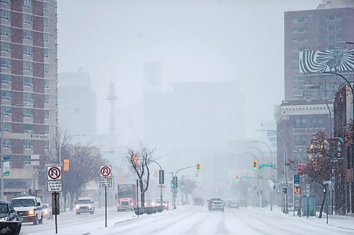 MIKAELA MACKENZIE / WINNIPEG FREE PRESS

Snow obscures the buildings on a quiet Portage Avenue heading into downtown Winnipeg on Thursday, April 2, 2020. Standup.
Winnipeg Free Press 2020