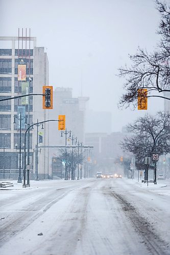 MIKAELA MACKENZIE / WINNIPEG FREE PRESS

Snow obscures the buildings and few cars on the road on Main Street Winnipeg on Thursday, April 2, 2020. Standup.
Winnipeg Free Press 2020