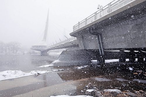 RUTH BONNEVILLE  /  WINNIPEG FREE PRESS 

Local -  Standup High water 

View of the high water on the Red River at the Esplanade Riel pedestrian bridge during a spring snow storm Thursday. 

April 2nd,  2020
