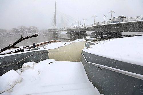 RUTH BONNEVILLE  /  WINNIPEG FREE PRESS 

Local -  Standup High water 

View of the high water on the Red River at the Esplanade Riel pedestrian bridge during a spring snow storm Thursday. 

April 2nd,  2020
