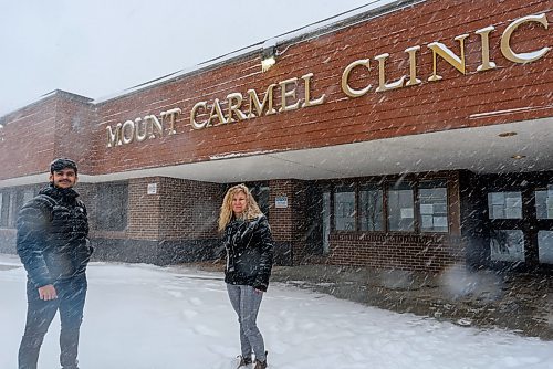 JESSE BOILY / WINNIPEG FREE PRESS
Fenil Vekaria and Sherri Derksen are volunteer greeters at the Mount Carmel Clinic stop for a picture on Thursday, April 2, 2020. They help screen people before getting tested for COVID-19 tests.
Reporter: Aaron Epp