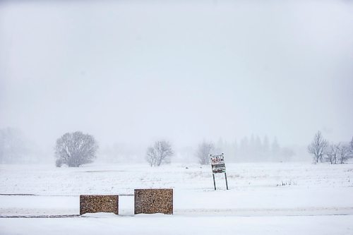 MIKAELA MACKENZIE / WINNIPEG FREE PRESS

An empty Grant Avenue by the Kapyong barracks in Winnipeg on Thursday, April 2, 2020. Standup.
Winnipeg Free Press 2020