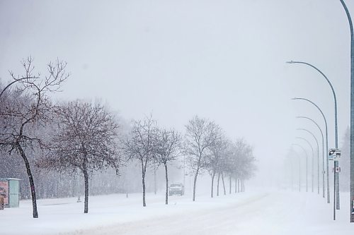 MIKAELA MACKENZIE / WINNIPEG FREE PRESS

A near-empty Grant Avenue by the Kapyong barracks in Winnipeg on Thursday, April 2, 2020. Standup.
Winnipeg Free Press 2020