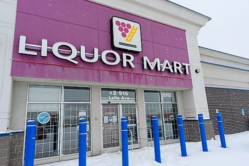 JESSE BOILY / WINNIPEG FREE PRESS
The Garden City Square Liquor Mart closed after an employee tested positive on March 28. Thursday, April 2, 2020.
Reporter:Danielle