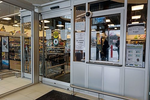 JESSE BOILY / WINNIPEG FREE PRESS
The Portange and Burnell Liquor Marts extra safety precaution vestibule. Thursday, April 2, 2020.
Reporter:Danielle