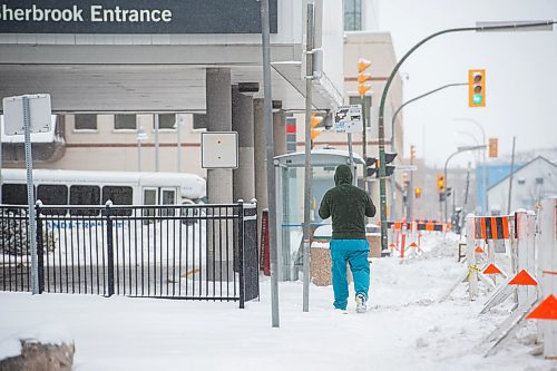 Mike Sudoma / Winnipeg Free Press
An health care worker at Health Science Centre walks down Sherbrook St towards the entrance to the hospital Thursday evening
April 2, 2020