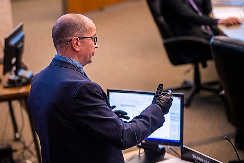 MIKAELA MACKENZIE / WINNIPEG FREE PRESS

Councillor Shawn Nason speaks, while wearing gloves, at a special meeting of city council at City Hall in Winnipeg on Friday, April 3, 2020. For Joyanne story.
Winnipeg Free Press 2020