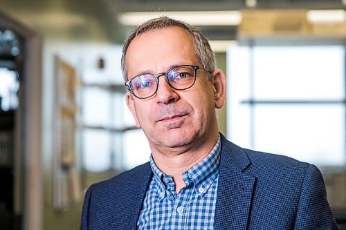 MIKAELA MACKENZIE / WINNIPEG FREE PRESS

Dr. Yoav Keynan, physician and scientific lead of the National Collaborating Centre for Infectious Diseases, poses for a portrait in his lab in Winnipeg on Friday, April 3, 2020. For Katie May story.
Winnipeg Free Press 2020