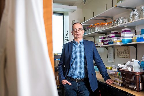 MIKAELA MACKENZIE / WINNIPEG FREE PRESS

Dr. Yoav Keynan, physician and scientific lead of the National Collaborating Centre for Infectious Diseases, poses for a portrait in his lab in Winnipeg on Friday, April 3, 2020. For Katie May story.
Winnipeg Free Press 2020