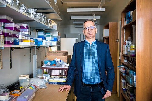 MIKAELA MACKENZIE / WINNIPEG FREE PRESS

Dr. Yoav Keynan, physician and scientific lead of the National Collaborating Centre for Infectious Diseases, poses for a portrait in his lab in Winnipeg on Friday, April 3, 2020. For Katie May story.
Winnipeg Free Press 2020