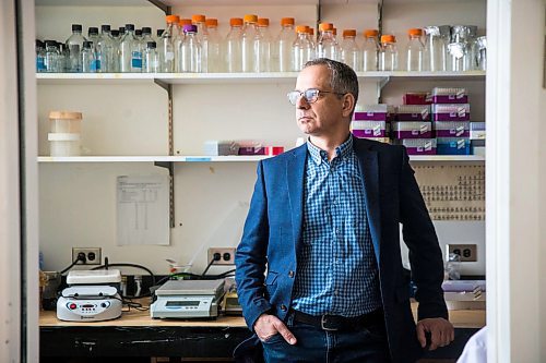 MIKAELA MACKENZIE / WINNIPEG FREE PRESS

Dr. Yoav Keynan, physician and scientific lead of the National Collaborating Centre for Infectious Diseases, poses for a portrait in his lab in Winnipeg on Friday, April 3, 2020. For Katie May story.
Winnipeg Free Press 2020