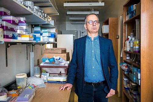 MIKAELA MACKENZIE / WINNIPEG FREE PRESS

Dr. Yoav Keynan, physician and scientific lead of the National Collaborating Centre for Infectious Diseases, poses for a portrait in his lab in Winnipeg on Friday, April 3, 2020. For Katie May story.
Winnipeg Free Press 2020