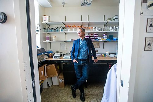 MIKAELA MACKENZIE / WINNIPEG FREE PRESS

Dr. Yoav Keynan, physician and scientific lead of the National Collaborating Centre for Infectious Diseases, poses for a portrait in his lab in Winnipeg on Friday, April 3, 2020. For Katie May story.
Winnipeg Free Press 2020