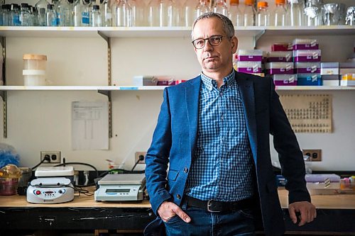 MIKAELA MACKENZIE / WINNIPEG FREE PRESS

Dr. Yoav Keynan, physician and scientific lead of the National Collaborating Centre for Infectious Diseases, poses for a portrait in his lab in Winnipeg on Friday, April 3, 2020. For Katie May story.
Winnipeg Free Press 2020