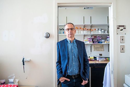 MIKAELA MACKENZIE / WINNIPEG FREE PRESS

Dr. Yoav Keynan, physician and scientific lead of the National Collaborating Centre for Infectious Diseases, poses for a portrait in his lab in Winnipeg on Friday, April 3, 2020. For Katie May story.
Winnipeg Free Press 2020