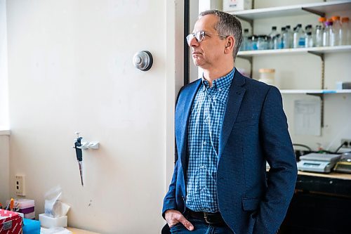 MIKAELA MACKENZIE / WINNIPEG FREE PRESS

Dr. Yoav Keynan, physician and scientific lead of the National Collaborating Centre for Infectious Diseases, poses for a portrait in his lab in Winnipeg on Friday, April 3, 2020. For Katie May story.
Winnipeg Free Press 2020