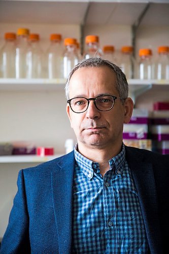 MIKAELA MACKENZIE / WINNIPEG FREE PRESS

Dr. Yoav Keynan, physician and scientific lead of the National Collaborating Centre for Infectious Diseases, poses for a portrait in his lab in Winnipeg on Friday, April 3, 2020. For Katie May story.
Winnipeg Free Press 2020