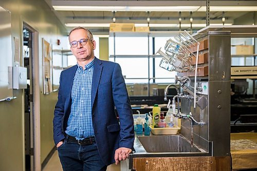 MIKAELA MACKENZIE / WINNIPEG FREE PRESS

Dr. Yoav Keynan, physician and scientific lead of the National Collaborating Centre for Infectious Diseases, poses for a portrait in his lab in Winnipeg on Friday, April 3, 2020. For Katie May story.
Winnipeg Free Press 2020