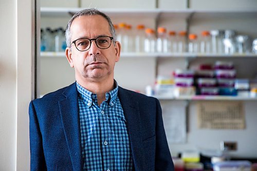 MIKAELA MACKENZIE / WINNIPEG FREE PRESS

Dr. Yoav Keynan, physician and scientific lead of the National Collaborating Centre for Infectious Diseases, poses for a portrait in his lab in Winnipeg on Friday, April 3, 2020. For Katie May story.
Winnipeg Free Press 2020