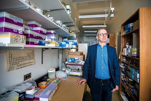 MIKAELA MACKENZIE / WINNIPEG FREE PRESS

Dr. Yoav Keynan, physician and scientific lead of the National Collaborating Centre for Infectious Diseases, poses for a portrait in his lab in Winnipeg on Friday, April 3, 2020. For Katie May story.
Winnipeg Free Press 2020