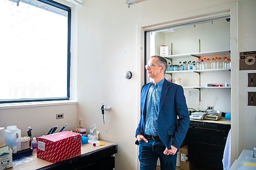 MIKAELA MACKENZIE / WINNIPEG FREE PRESS

Dr. Yoav Keynan, physician and scientific lead of the National Collaborating Centre for Infectious Diseases, poses for a portrait in his lab in Winnipeg on Friday, April 3, 2020. For Katie May story.
Winnipeg Free Press 2020