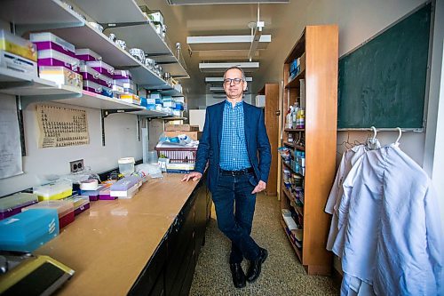 MIKAELA MACKENZIE / WINNIPEG FREE PRESS

Dr. Yoav Keynan, physician and scientific lead of the National Collaborating Centre for Infectious Diseases, poses for a portrait in his lab in Winnipeg on Friday, April 3, 2020. For Katie May story.
Winnipeg Free Press 2020