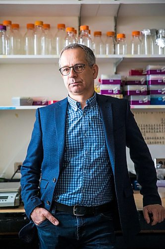 MIKAELA MACKENZIE / WINNIPEG FREE PRESS

Dr. Yoav Keynan, physician and scientific lead of the National Collaborating Centre for Infectious Diseases, poses for a portrait in his lab in Winnipeg on Friday, April 3, 2020. For Katie May story.
Winnipeg Free Press 2020